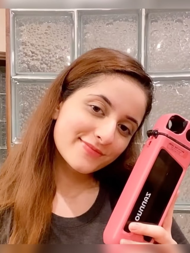 Customer with Zanuo bottle, portrait 3